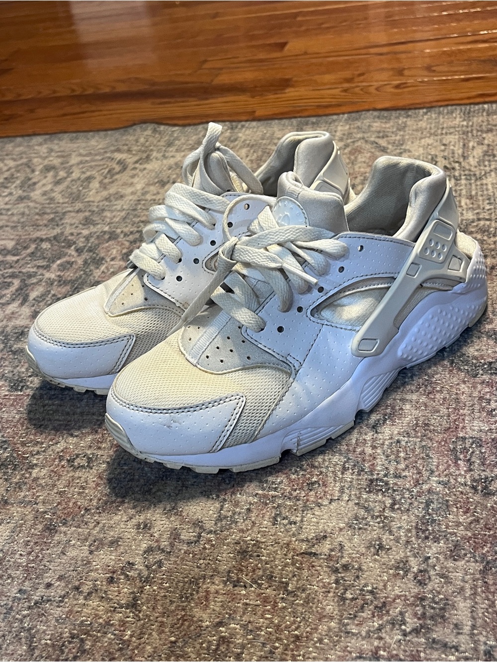 Kids White Athletic Sneakers - Classic Casual Trainers Nike Huarache size 6.5Y